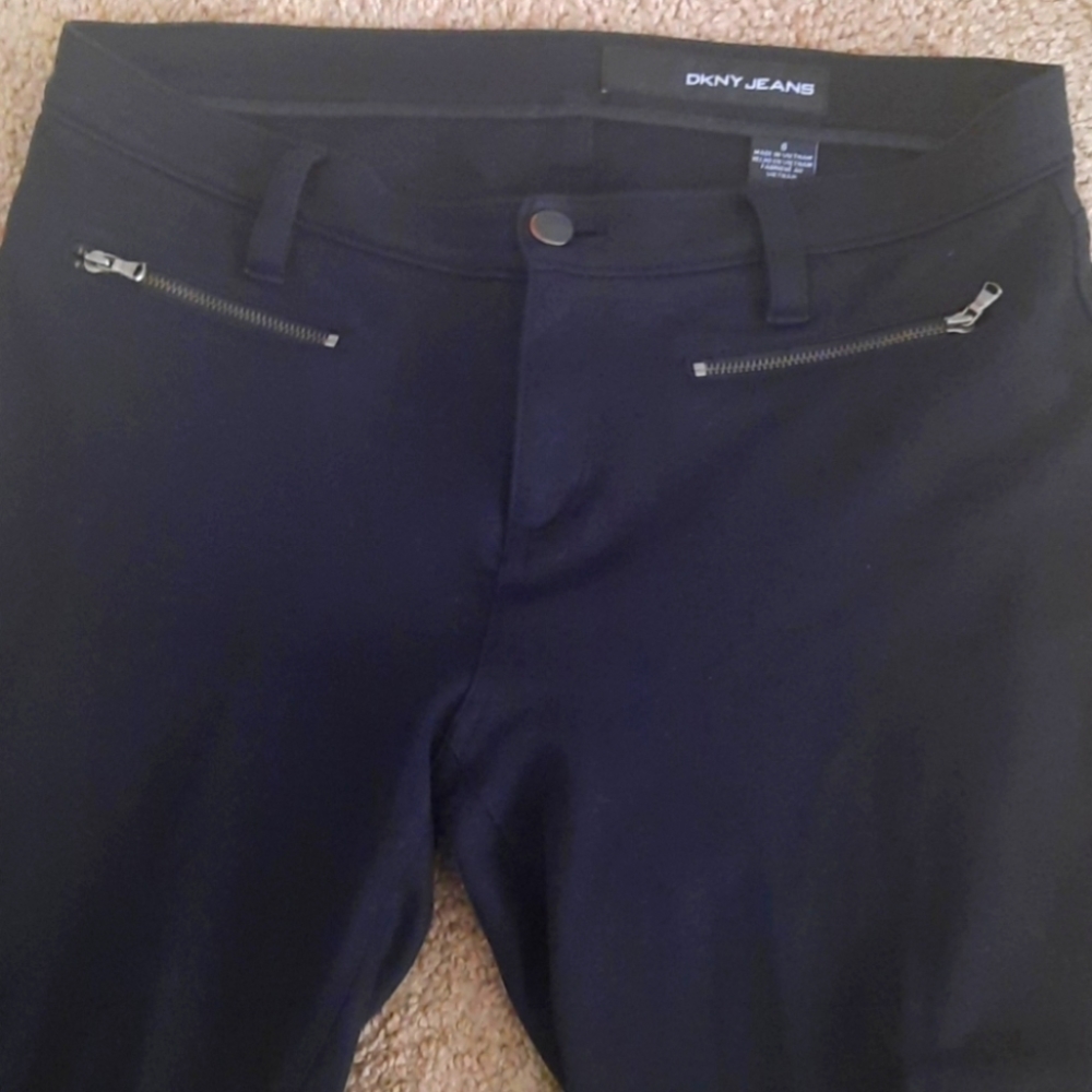 DKNY Black Zippered Pocketed Skinny Pants.